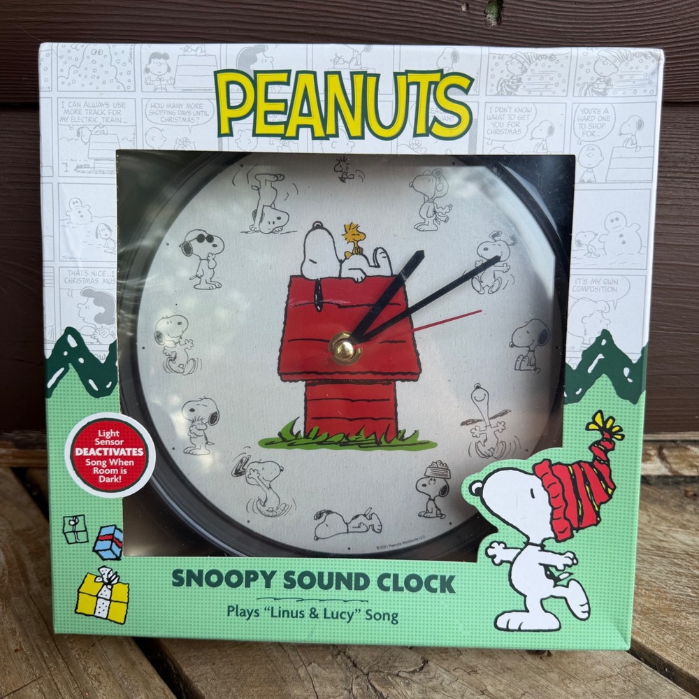 Peanuts Snoopy Sound Clock Plays Lucy and Linus Song With Light Sensor NEW